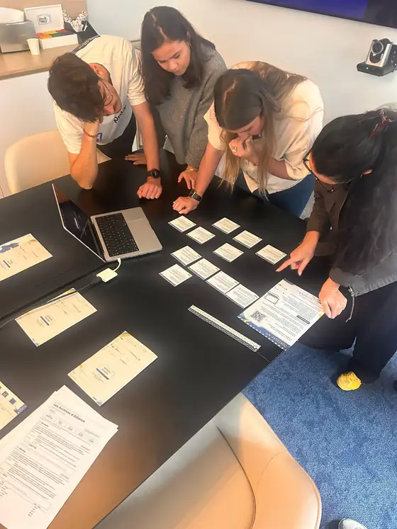Équipe en train de reconstituer le réseau de distribution avec les cartes de l'escape game d'intégration conçu pour Alliance Automotive Group
