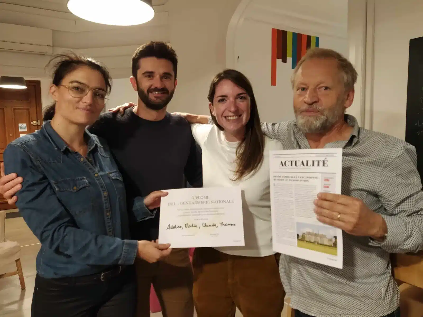 Équipe de collaborateurs fière de son diplôme à la fin d'un escape game en entreprise